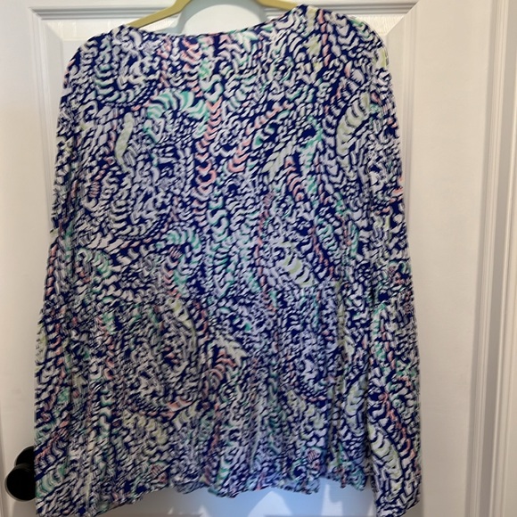 Lily Pulitzer top with bell sleeves and waist. - Picture 4 of 4